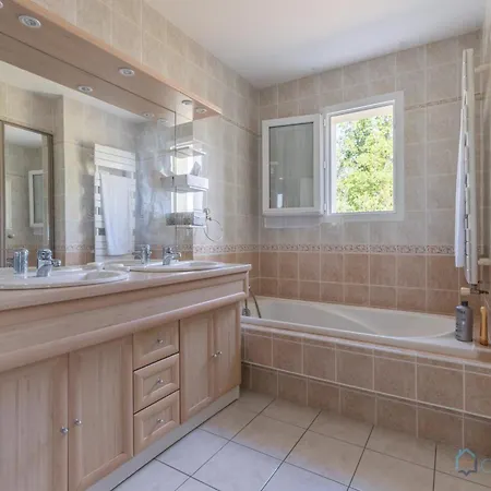 Grande Maison Avec Jardin Chauvé